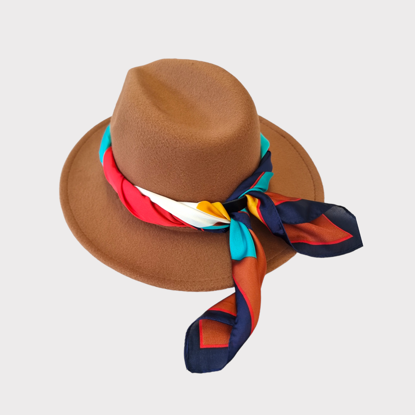 Sombrero ajustable con pañuelo de seda